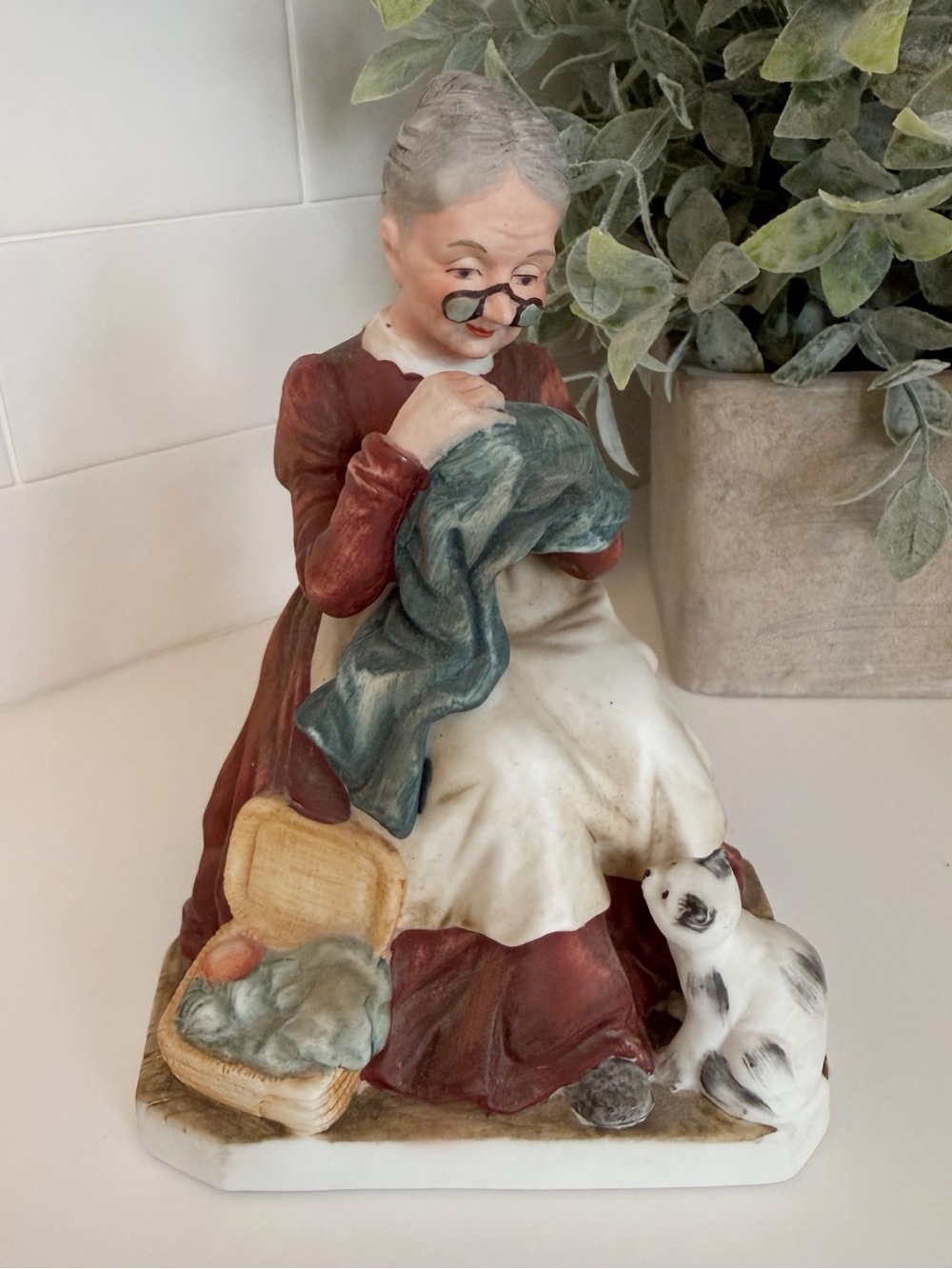 Vintage Lefton Japan KW768 Grandma Sewing Figurine Cat Porcelain Hand Painted